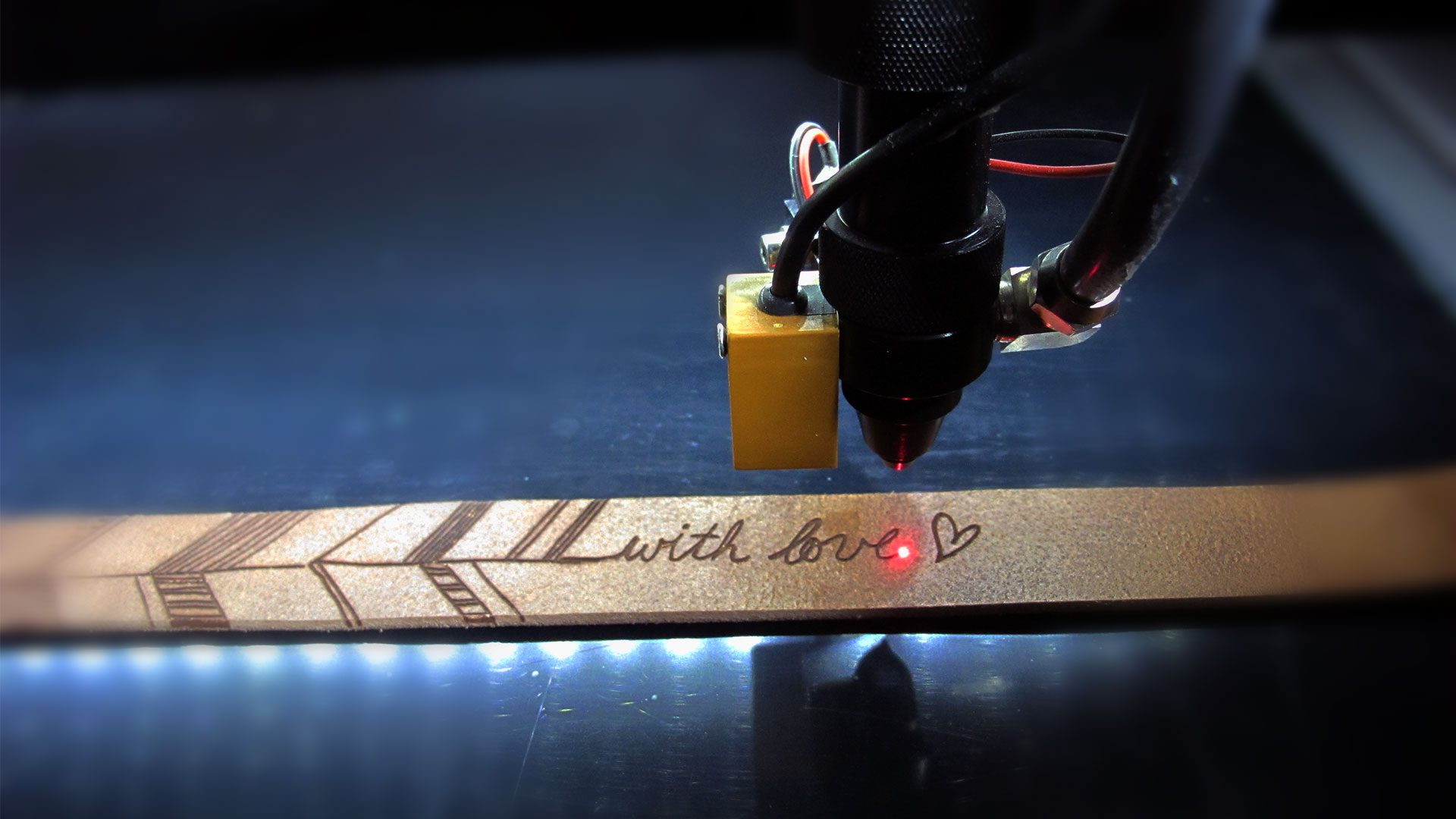 Laseado de piezas metálicas: grabado de textos y logotipos con tecnología láser